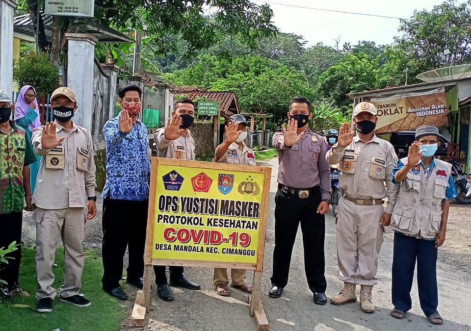 Operasi Yustisi PPKM Desa Mandala bersama Kapolsek Cimanggu